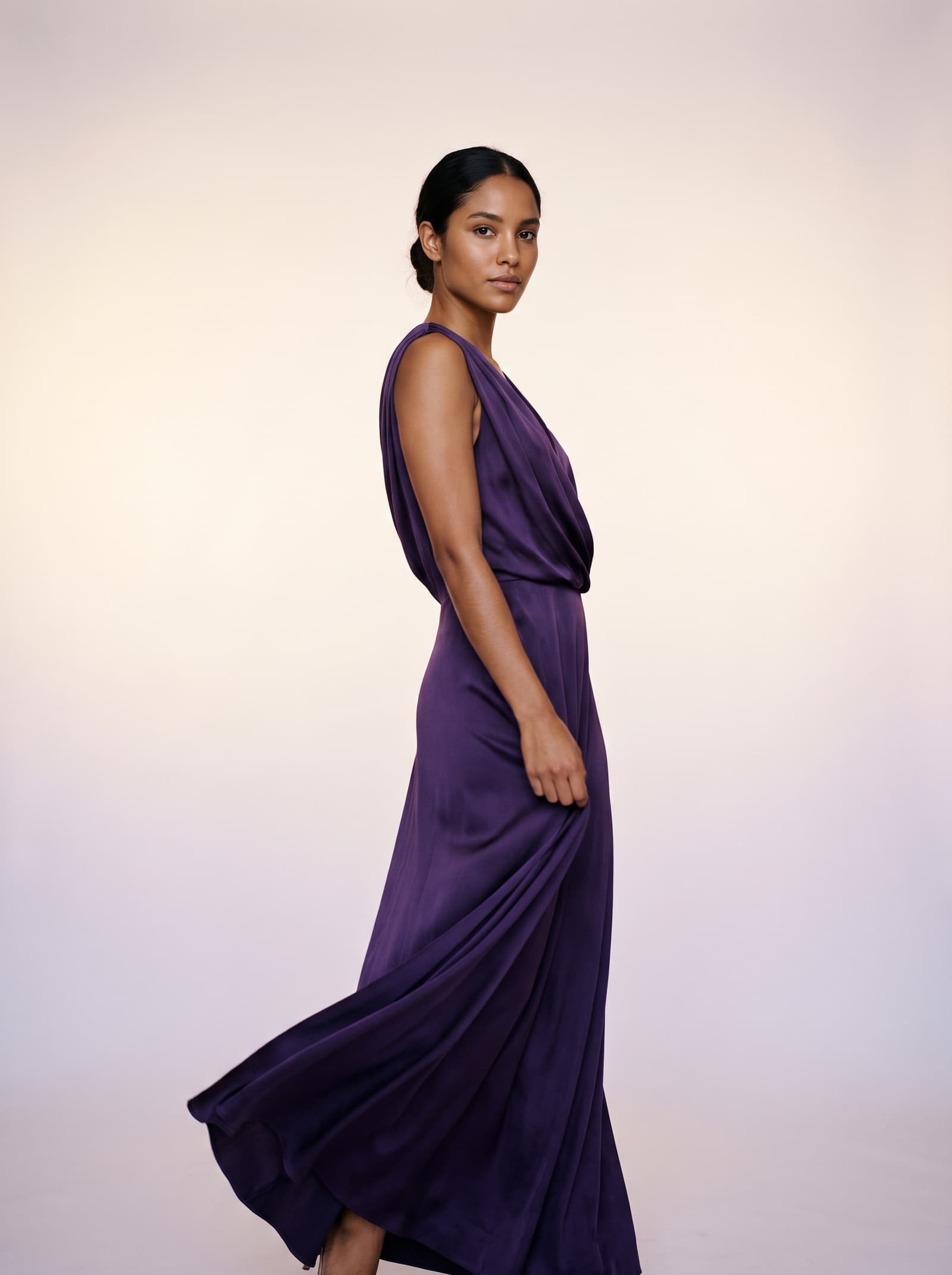 Modelo con vestido de seda morado, retrato editorial